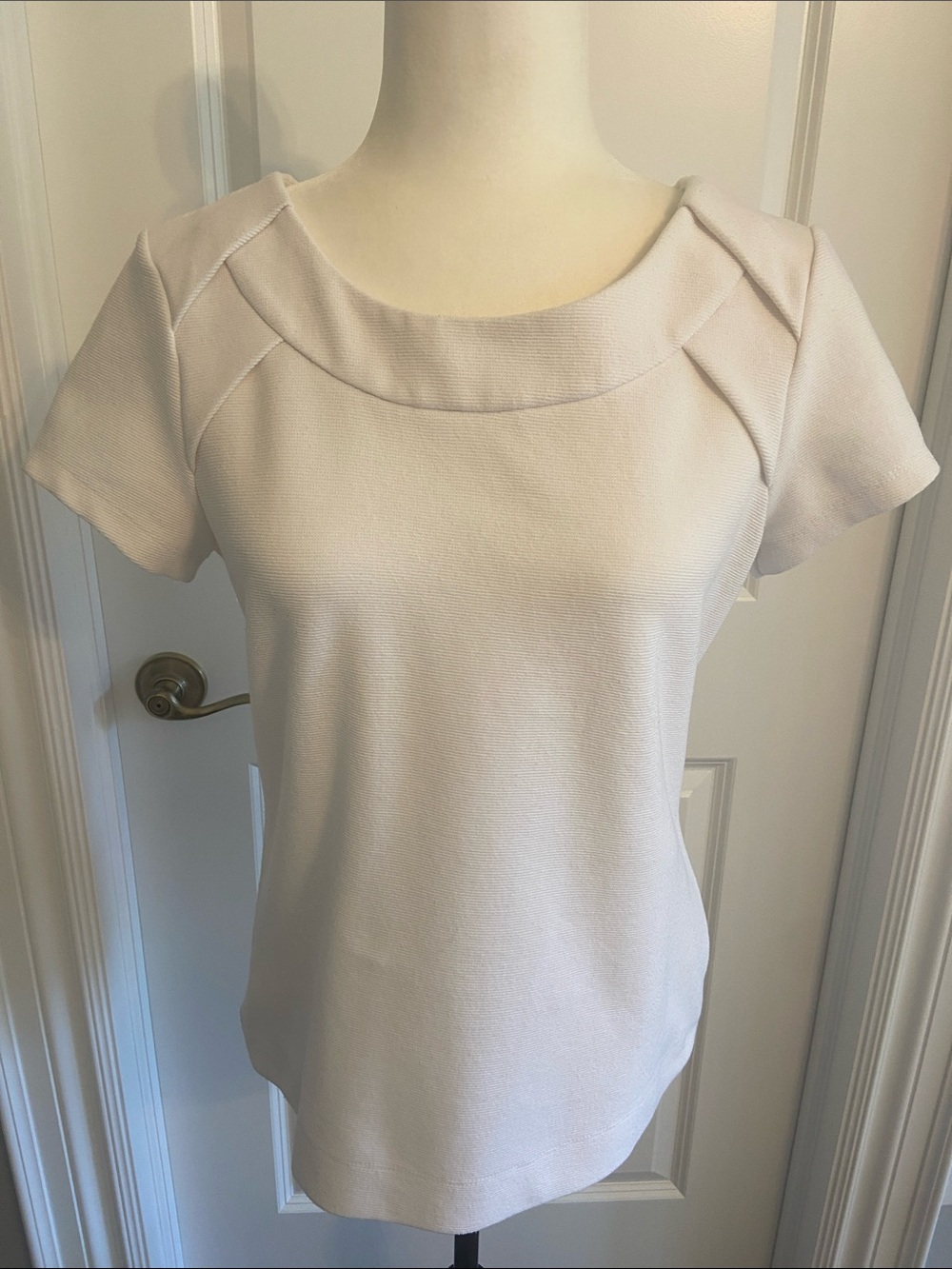 Banana Republic White Short Sleeve Scoop Neck Top with Pleating Detail. Size Sm.